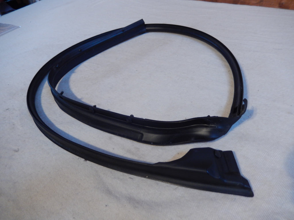 Maserati Quattroporte M-139  04 - 2014 Front Drivers Top and Front Door Seal